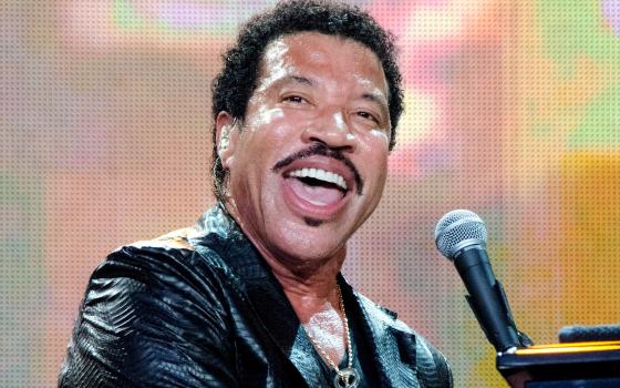 دعوات للفنان لاينل ريتشي لإلغاء حفله في تل أبيب