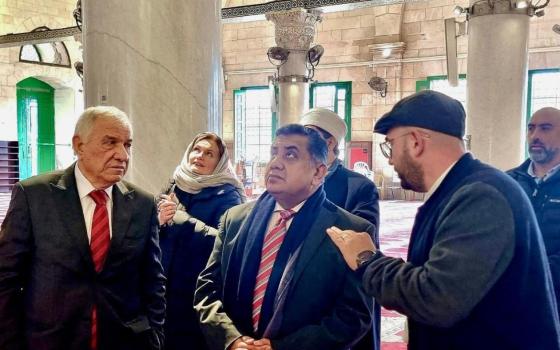 وزير بريطاني يصلي في الأقصى ويدين عمليات الهدم الإسرائيلية ?