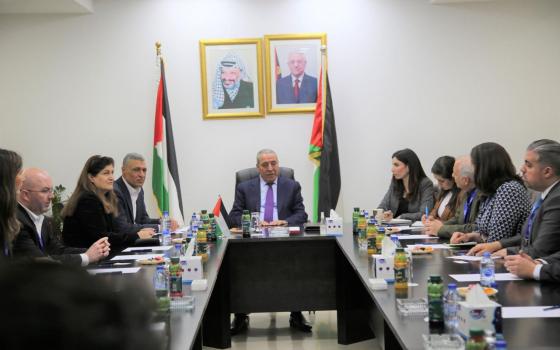 النشرة - حركة المقاطعة تدين لقاء حسين الشيخ مع "آيباك".. ودعوات لدعم حملة "تفحّص الملصق"