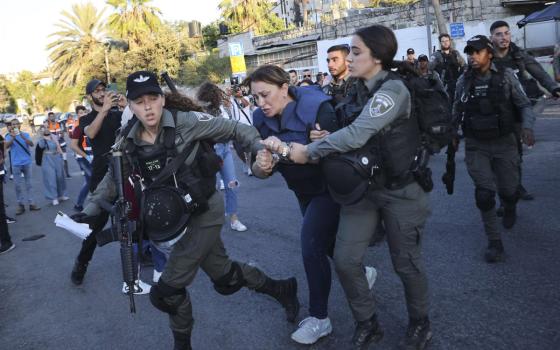 "العفو الدولية": الاحتلال يُمارس انتهاكات تمييزية ضد الفلسطينيين