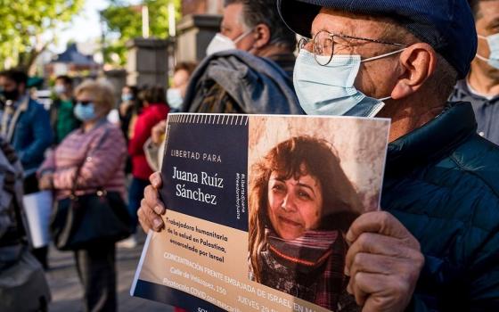 الاحتلال يستمر في احتجاز الناشطة الإسبانية خوانا رويز