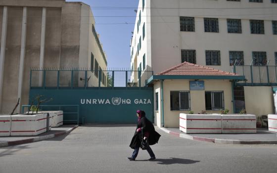 الاحتلال يطلب فصل موظفي أونروا بحجة "الإرهاب"