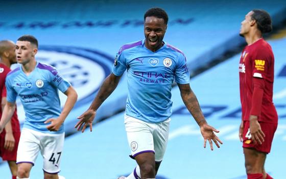 دعوات للاعب كرة القدم سترلينج لوقف تعاونه مع شركة PUMA المتواطئة مع الاحتلال  