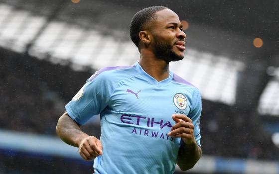 دعواتٌ للضغط على اللاعب رحيم سترلينج لإيقاف التعاون مع "بوما"