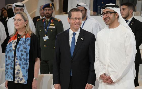 رئيس الاحتلال يصل الإمارات بعد زيارته للبحرين