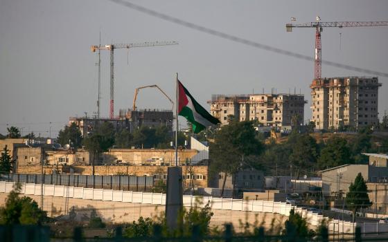 250 شخصية من جنوب أفريقيا توقّع على عريضة لفرض عقوبات على الاحتلال  