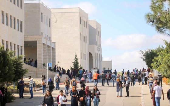 نقابات تطالب بإنهاء القيود المفروضة على الأكاديميين الأجانب بفلسطين