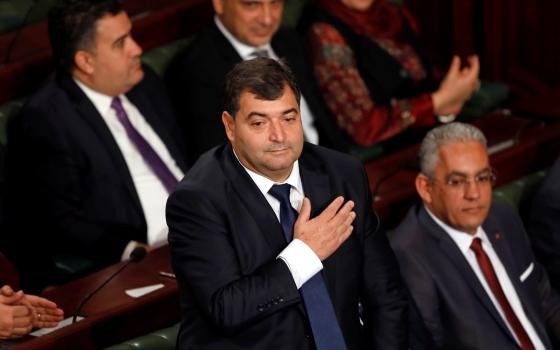 حملة تونسية تطالب بإقالة وزير السياحة بسبب ترويجه للتطبيع