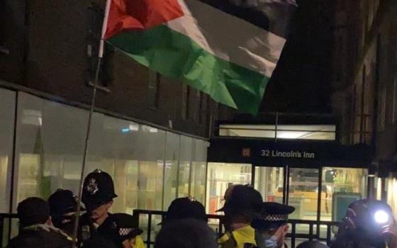 طلبة بكلية لندن: لن نتوقف عن الاحتجاج حتى تحرير فلسطين  