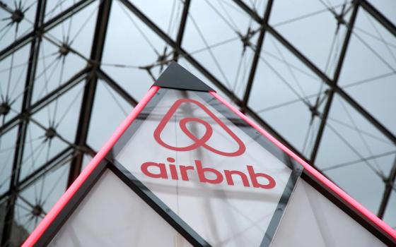 منظمات تدعو لرفض تبرعات من شركة Airbnb  