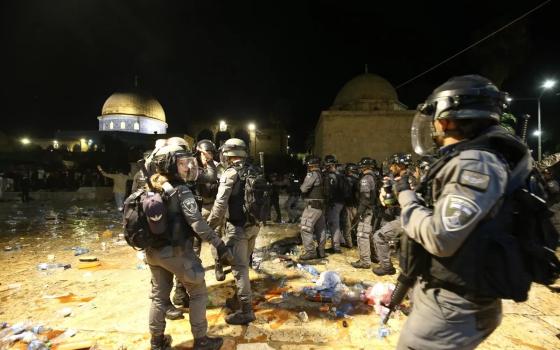 نشرة أخبار "مقاطعة"  