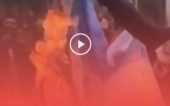 "هبت النار والبارود غنى".. طلاب الجامعة الأردنية يحرقون العلم الإسرائيلي