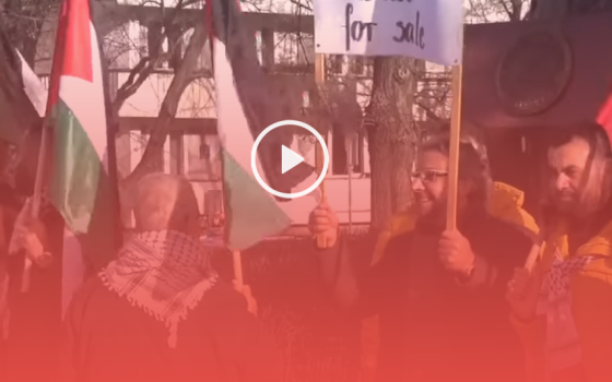 فلسطينيون يتظاهرون أمام السفارة الأميركية في العاصمة البولندية