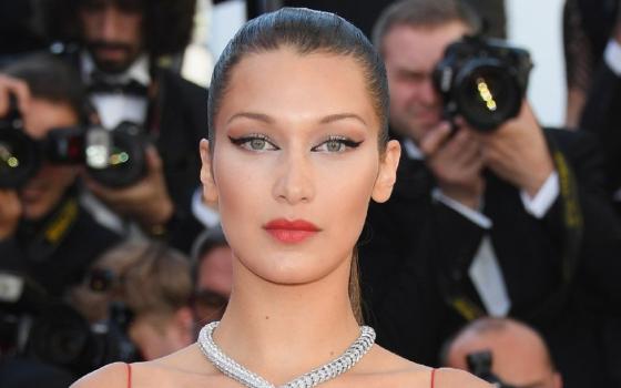 عارضة الأزياء بيلا حديد: النظام الإسرائيلي يقمع الناس ويحرمهم من العيش بأمان