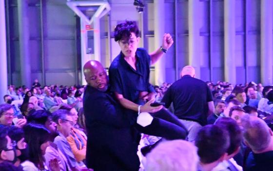 متضامنون مع فلسطين يعطّلون فعاليات قمة أمازون التقنية  