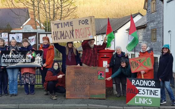 دعوات لوقف استثمار صناديق المعاشات البريطانية في شركات تدعم الاحتلال