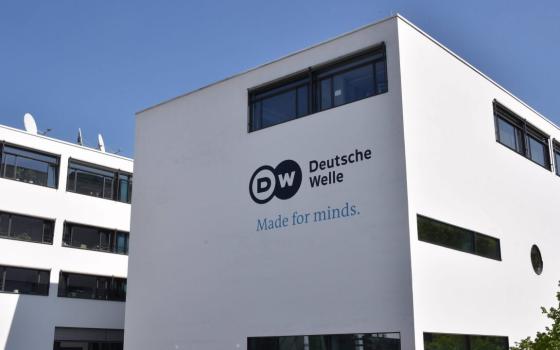 دويتشه فيله تشدد إجراءاتها الداخلية بسبب مزاعم معاداة السامية