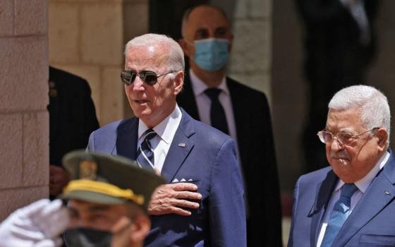 بايدن يضغط على عباس للتعاون في اتفاقيات التطبيع