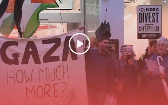 ناشطون يغنون ضد بنك HSBC في مدينة مانشستر البريطانية