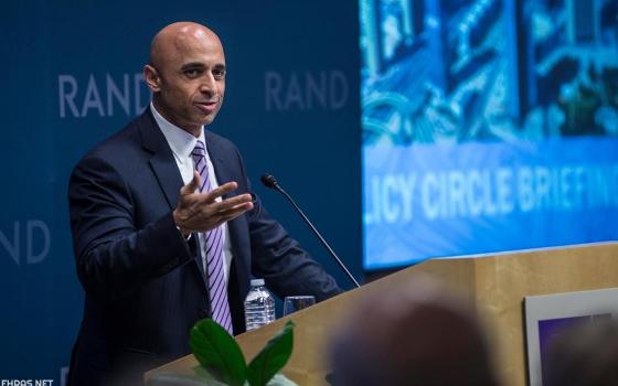 سفير الإمارات لدى واشنطن يستجدي التطبيع: "إسرائيل" فرصة وليست عدو