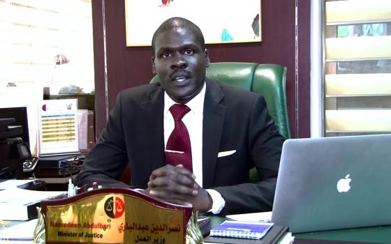 وزير العدل السوداني: نحظى بتأييد كبير والوثيقة الدستورية لا تمنع التطبيع