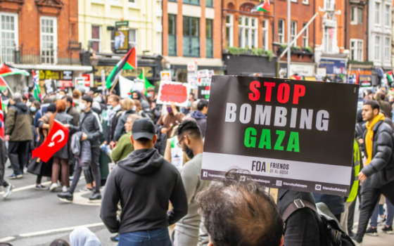 اتهام رجلين بـ "العنصرية" خلال تظاهرة داعمة لفلسطين 😡