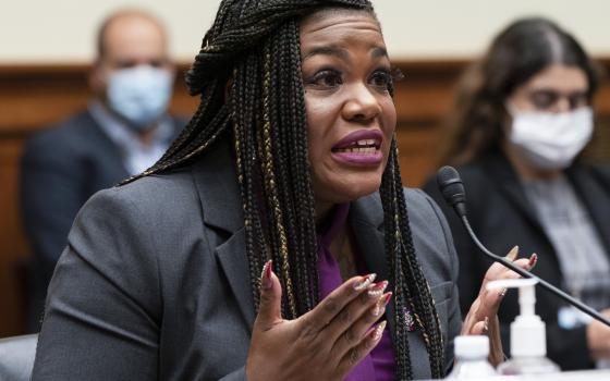 تغريدة النائبة الأمريكية، كوري بوش حول وقف تمويل نظام الفصل العنصري الإسرائيلي  