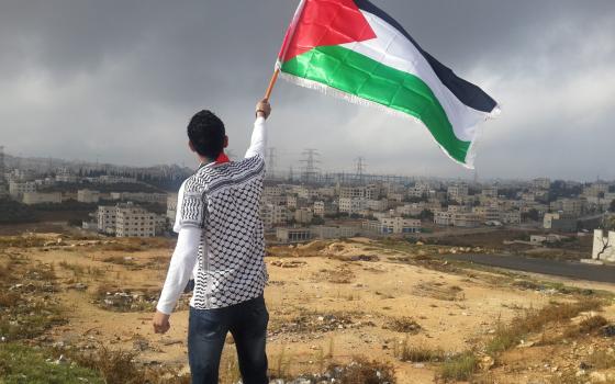 قانون إسرائيلي جديد يحظر رفع علم فلسطين  🚫
