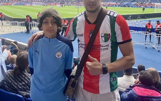 نادي باريس يطرد مشجعًا كان يتردى قميصًا يدعم فلسطين 🤬