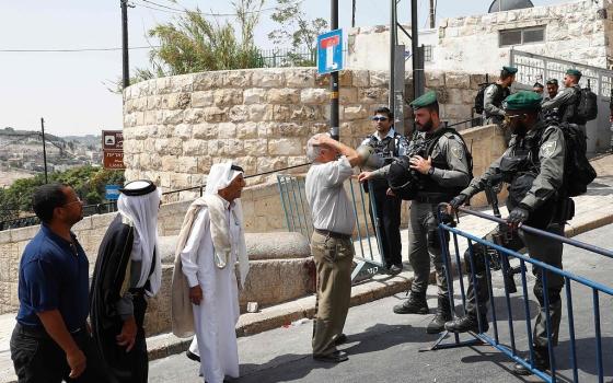 645 حاجزًا معيقًا للحركة أقامه الاحتلال في جميع أنحاء الضفة الغربية المحتلة