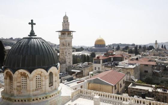 كنيسة_القيامة_وفي_الخلفية_قبة_الصخرة_المشرفة_في_القدس