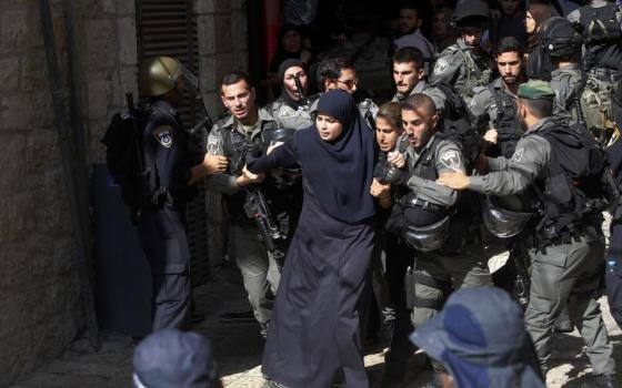 اعتداء-الاحتلال-على-النساء-الفلسطينيات