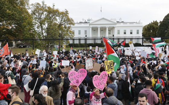 صورة لمظاهرة داعمة لفلسطين ولوقف الحرب في غزة أمام البيت الأبيض