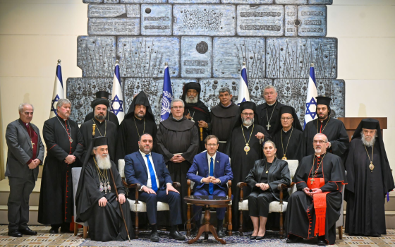 صورة ممثلي كنائس في القدس مع رئيس الاحتلال