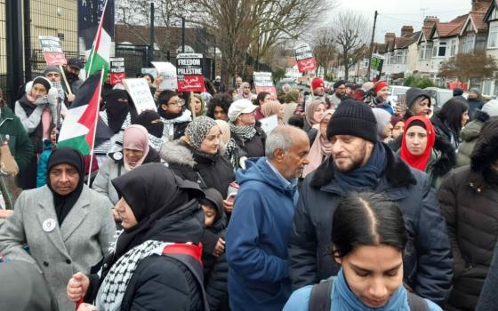 صورة وقفة احتجاجية أمام مدرسة في بريطانيا