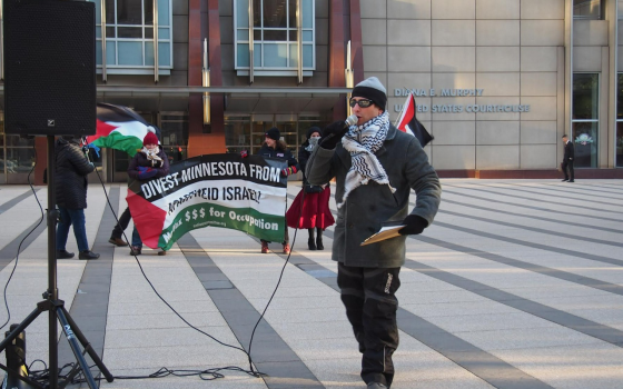 متظاهر يلقي كلمة في مظاهرة داعمة لفلسطين