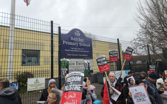 صورة تظاهرة تضامنية أمام مدرسة في بريطانيا