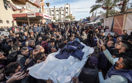 صورة تشييع شهيد صحفي بغزة