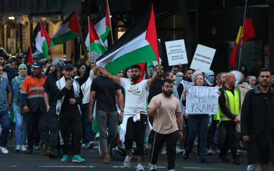 نشطاء يقتحمون ميناء أستراليا للمطالبة بطرد "زيم"