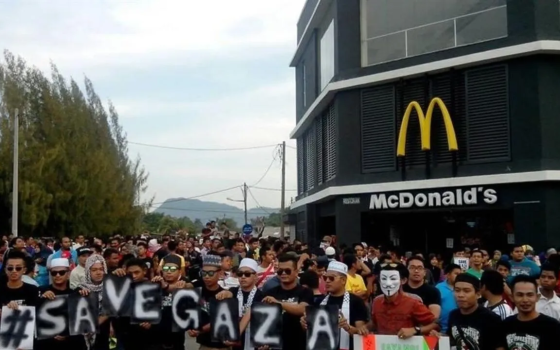 صورة لإحدى المظاهرات من أمام أحد فروع ماكدونالدز.