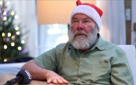 المسن الأمريكي، كين دورف (70 عامًا) الذي يجسد شخصية “بابا نويل”