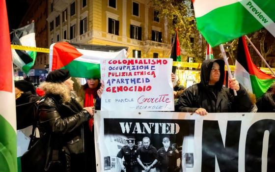 صورة محتجون أمام سفارة لندن في روما