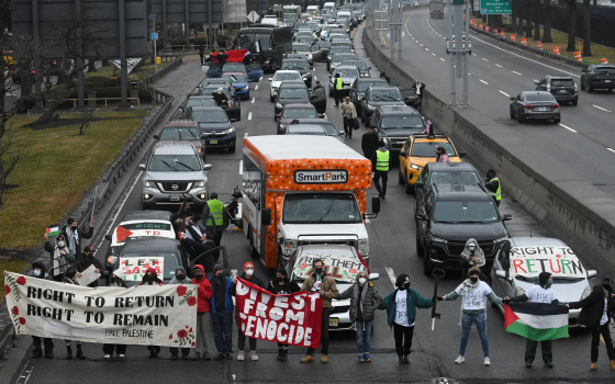 محتجون مؤيدون لفلسطين يعرقلون حركة المرور حول مطاريّ لوس أنجلوس وجون أف. كينيدي الدوليين.