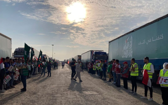 صورة من المساعدات المصطفة على معبر رفح