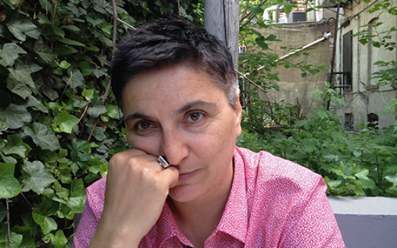 صورة لسيما الشخصري، الأستاذة المشاركة في برنامج دراسات النوع الاجتماعي والمرأة والجنس