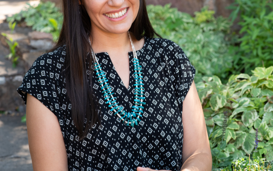 أستاذة الفنون الليبرالية، ميلاني يازي