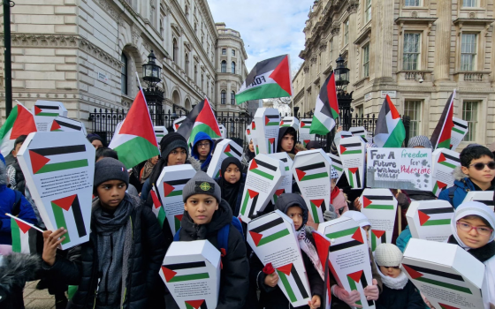 مجموعة من الأطفال في مظاهرة داعمة لفلسطين