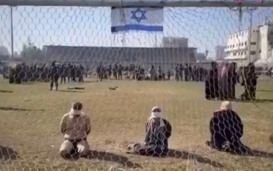 صورة لاعتقال الجيش الإسرائيلي للنساء والرجال ووضعهم في ملعب اليرموك في غزة