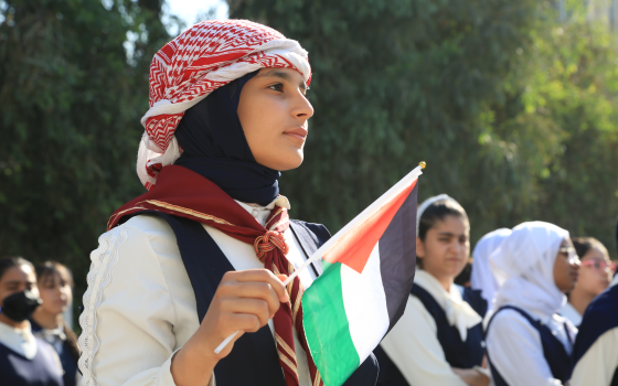 طالبة في إحدى مدارس العراق في مظاهرة داعمة لفلسطين