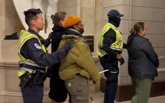 صورة قمع لشرطة الأمريكية تقمع فعالية اقتحام الكونغرس